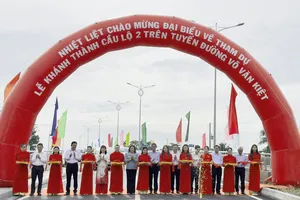 Các đại biểu thực hiện nghi thức cắt băng khánh thành