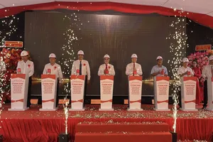 Các đại biểu thực hiện nghi thức cắt băng khánh thành hồ chứa nước ngọt dọc sông Láng Thé giai đoạn 1