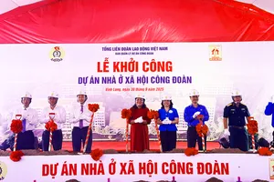 Các đại biểu thực hiện nghi thức khởi công dự án