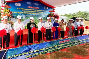 Các đại biểu thực hiện nghi thức khởi công dự án