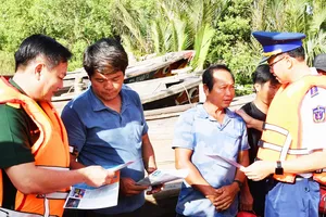 Cảnh sát biển tuyên truyền phổ biến pháp luật với bà con ngư dân