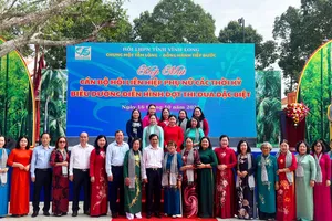 Các đại biểu chụp hình lưu niệm