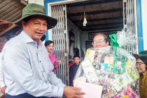 Bí thư Tỉnh ủy Vĩnh Long Trần Văn Lâu thăm hỏi, động viên bà con bị ảnh hưởng bởi vụ lở đê bao cồn Thanh Long. Ảnh: BD