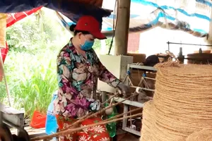 Cơ sở sản xuất chỉ sơ dừa tại chợ dừa Sông Thơm. Ảnh: TÍN HUY