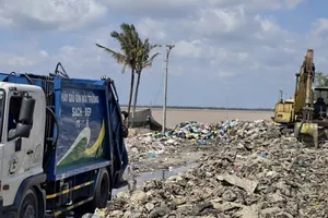 Bờ sông Hàm Luông thuộc địa phận phường Bến Tre đang bị sạt lở