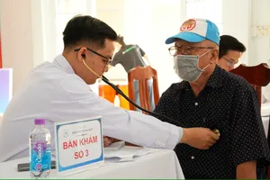 Đoàn y bác sĩ khám bệnh miễn phí cho bà con tỉnh Vĩnh Long