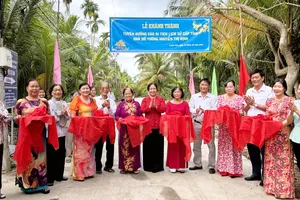 Các đại biểu thực hiện nghi thức khánh thành. Ảnh: HT