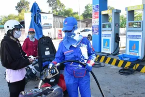 Người dân đổ xăng tại một cửa hàng xăng dầu. Ảnh: TH