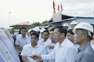 Đoàn công tác của Bộ trưởng Bộ Xây dựng Trần Hồng Minh kiểm tra hiện trường thi công các hạng mục bổ sung thuộc dự án cao tốc Mỹ Thuận – Cần Thơ