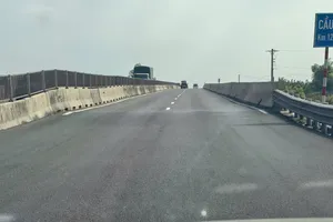 Vị trí tiếp giáp giữa mố cầu và mặt đường chưa liền mạch