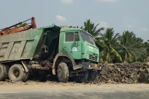 Một vị trí tập kết đất đã được đào xới cặp tuyến ĐT909, thuộc xã Phú Quới, tỉnh Vĩnh Long. Ảnh: TÍN HUY