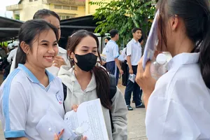 Thí sinh tại điểm thi Trường THPT Tân Lược (xã Tân Lược, tỉnh Vĩnh Long) phấn khởi sau khi hoàn thành bài thi môn Toán 90 phút. Ảnh: TÍN HUY