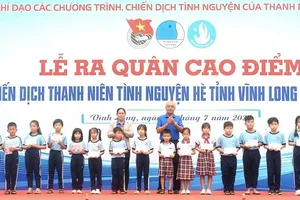 Trao học bổng cho các em học sinh vượt khó học giỏi trên địa bàn tỉnh Vĩnh Long