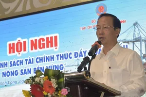 Phó Chủ tịch UBND tỉnh Vĩnh Long Nguyễn Trúc Sơn, phát biểu tại hội nghị. Ảnh: TÍN HUY