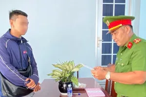 Một người dân bị xử lý vi phạm hành chính vì hành vi "Sử dụng công cụ kích điện để khai thác thủy sản". Ảnh: CACC