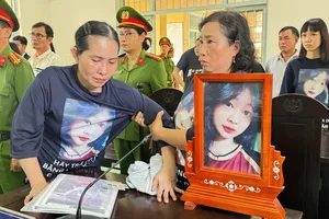 Bà Nguyễn Thị Hiền (sinh năm 1981) mẹ nữ sinh Bảo Tr., có biểu hiện sức khỏe không đảm bảo nên HĐXX tạm hoãn phiên toà. Ảnh: TÍN HUY