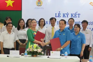 Lãnh đạo LĐLĐ TPHCM và Bưu điện TP ký kết thỏa thuận hợp tác