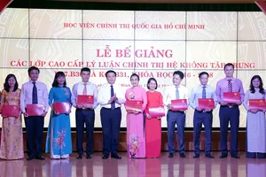 Khen thưởng các học viên đạt thành tích xuất sắc
