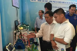 Người lao động tham quan các mô hình sáng tạo