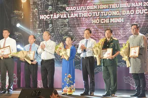 Đồng chí Võ Văn Phuông và đồng chí Trần Lưu Quang chúc mừng các tập thể và cá nhân đã có thành tích trong học tập và làm theo tư tưởng, đạo đức, phong cách Hồ Chí Minh. Ảnh: VIỆT DŨNG