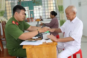 Thực hiện các thủ tục cấp thẻ căn cước công dân cho người dân huyện Cần Giờ