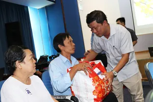 Phó Chủ tịch thường trực Liên đoàn lao động TPHCM trao quà tết công nhân bị tai nạn lao động 