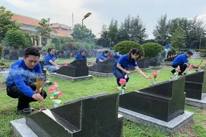 Đoàn viên thanh niên thắp hương tại nghĩa trang liệt sĩ Rừng Sác