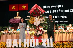 Thiếu tướng Nguyễn Văn Nam, Tư lệnh Bộ Tư lệnh TPHCM tặng hoa chúc mừng Đại hội Đảng bộ quận 4