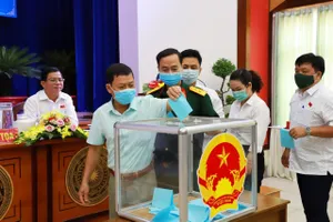 Các đại biểu HĐND quận 4 bầu cử chức danh Chủ tịch UBND quận 