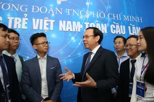 Bí thư Thành ủy TPHCM Nguyễn Văn Nên trao đổi cùng các trí thức trẻ tham gia diễn đàn