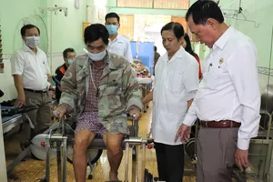 Người bệnh tập vật lý trị liệu trên máy vừa được tặng tại phòng khám Hội Chữ thập đỏ quận 8