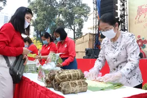 Gói bánh tét, bánh chưng tặng công nhân tại các khu nhà trọ