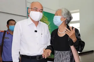   Ứng cử viên ĐBQH khóa XV Phan Nguyễn Như Khuê lắng nghe ý kiến cử tri tại TP Thủ Đức sáng 11-5