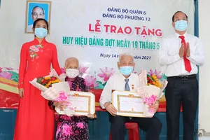 Đồng chí Nguyễn Hồ Hải trao Huy hiệu Đảng cho đảng viên cao tuổi tại quận 6