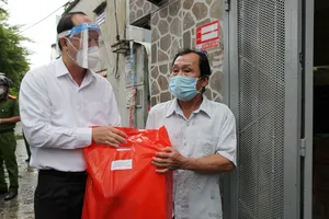 Phó Bí thư Thành ủy TPHCM Nguyễn Hồ Hải thăm hỏi sức khỏe người dân sau cách ly. Ảnh: DŨNG PHƯƠNG