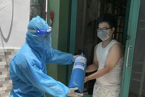Tình nguyện viên trao bình oxy đến tận nhà của người bệnh