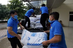 Cán bộ công đoàn mang thực phẩm đến công nhân lao động khó khăn