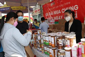 Công nhân mua sắm tết với phiếu mua hàng miễn phí