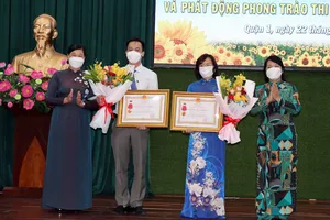 Bí thư Quận ủy quận 1 Trần Kim Yến trao Huân Chương Lao động hạng Nhì đến các tập thể, cá nhân