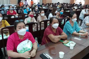 Nhiều nữ công nhân tham gia buổi nói chuyện về bạo lực gia đình ngày 26-3