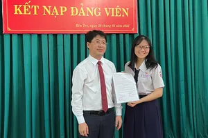 Bí thư Quận ủy quận Phú Nhuận Phạm Hồng Sơn trao Quyết định kết nạp Đảng cho quần chúng học sinh Trần Thị Minh Tú