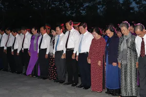 Các đồng chí lãnh đạo, nguyên lãnh đạo Đảng, Nhà nước, TPHCM dành phút mặc niệm tưởng nhớ các anh hùng liệt sĩ tại Nghĩa trang Hàng Dương