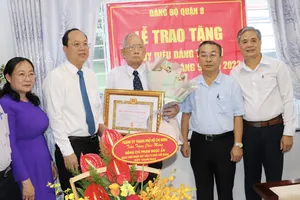 Đồng chí Nguyễn Hồ Hải trao Huy hiệu 75 năm tuổi Đảng cho đồng chí Phạm Ngọc Ẩn