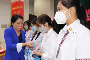 Trao học bổng Nguyễn Thị Minh Khai đến nữ sinh khó khăn