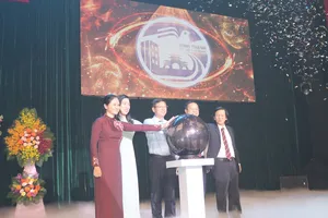 Lãnh đạo quận Bình Thạnh thực hiện nghi thức ra mắt biểu trưng của quận