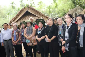 Đoàn đại biểu cựu tù chính trị và tù binh TPHCM nghe thuyết minh về tuổi thơ Chủ tịch Hồ Chí Minh ngay quê Ngoại ở làng Hoàng Trù