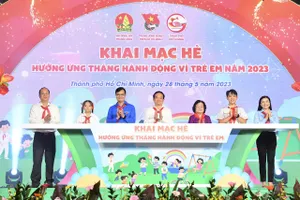 Các đồng chí lãnh đạo và thiếu nhi thực hiện nghi thức khai mạc hè năm 2023. Ảnh: VIỆT DŨNG
