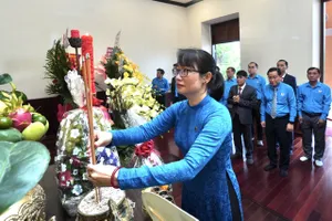 Chủ tịch LĐLĐ TPHCM Trần Thị Diệu Thúy cùng đoàn dâng hương tưởng niệm Chủ tịch Hồ Chí Minh tại Bảo tàng Hồ Chí Minh – Chi nhánh TPHCM. Ảnh: HOÀNG HÙNG