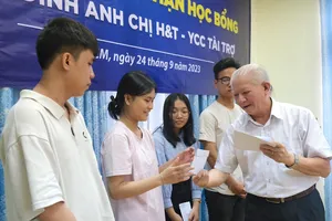 Chủ tịch Hội Bảo trợ Bệnh nhân nghèo TPHCM Trần Thành Long trao học bổng đến tân sinh viên khó khăn