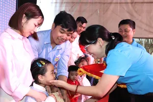 Chủ tịch Liên đoàn Lao động TPHCM Trần Thị Diệu Thúy tặng quà và chúc tết gia đình công nhân tham gia chương trình "Tết sum vầy"